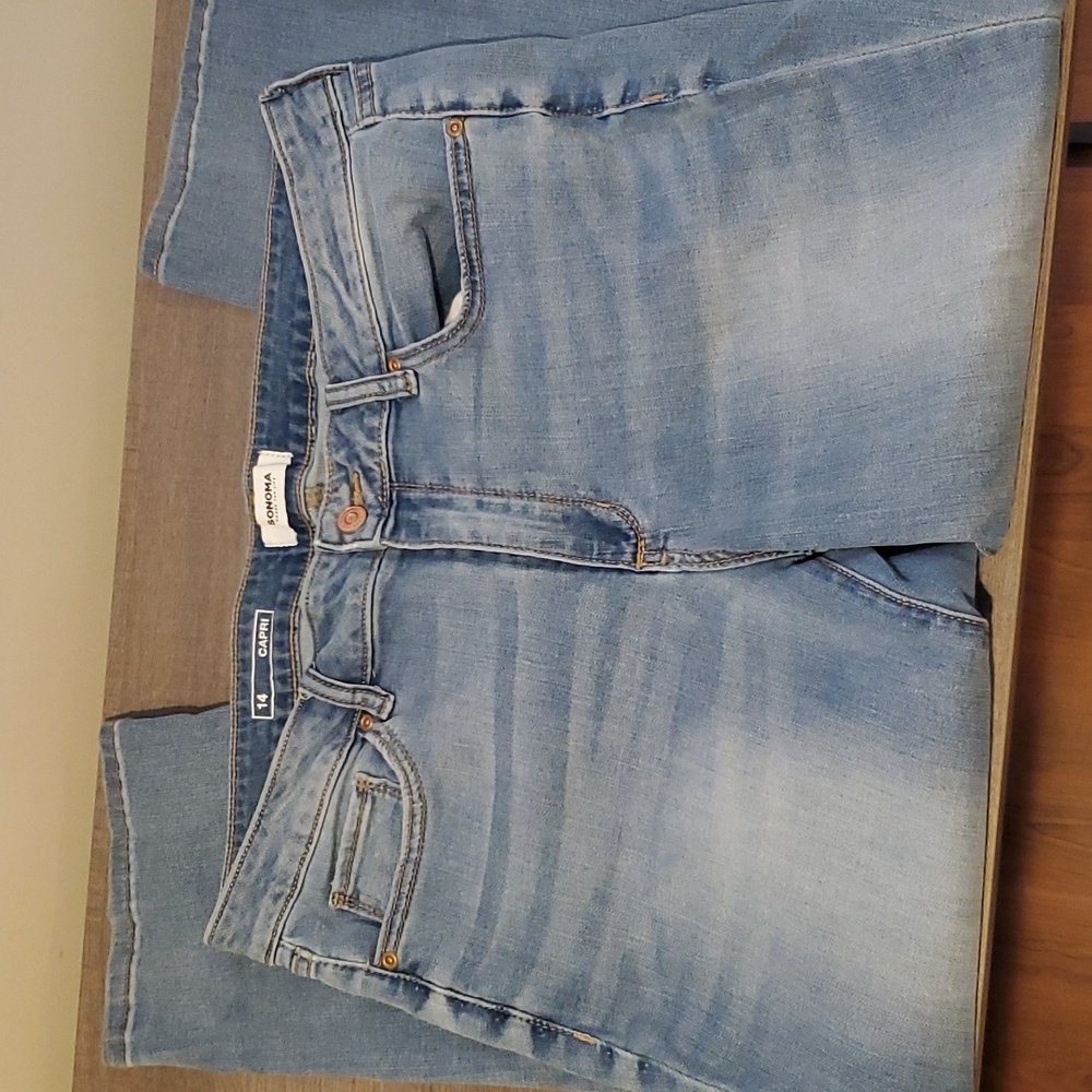Sonoma Women's Blue Denim capris Size 14